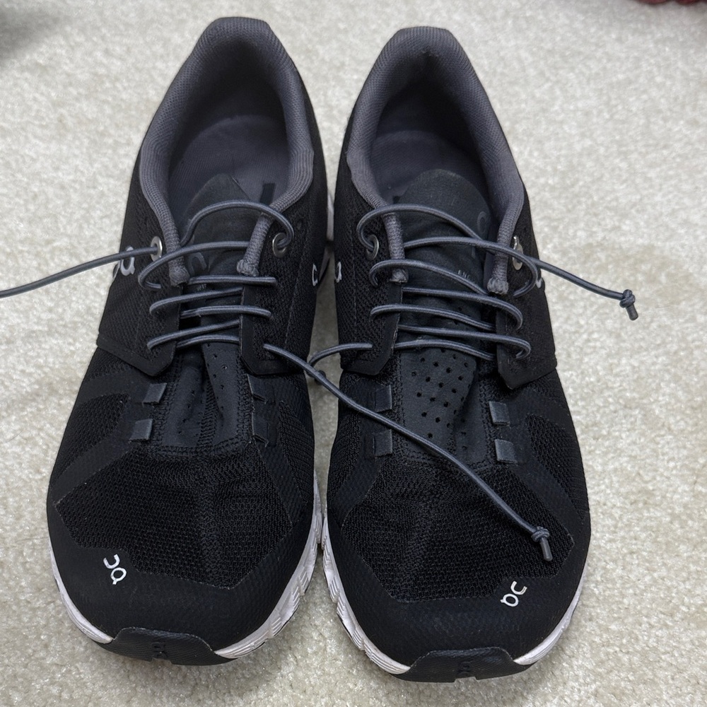 On cloud black womens running shoe 9